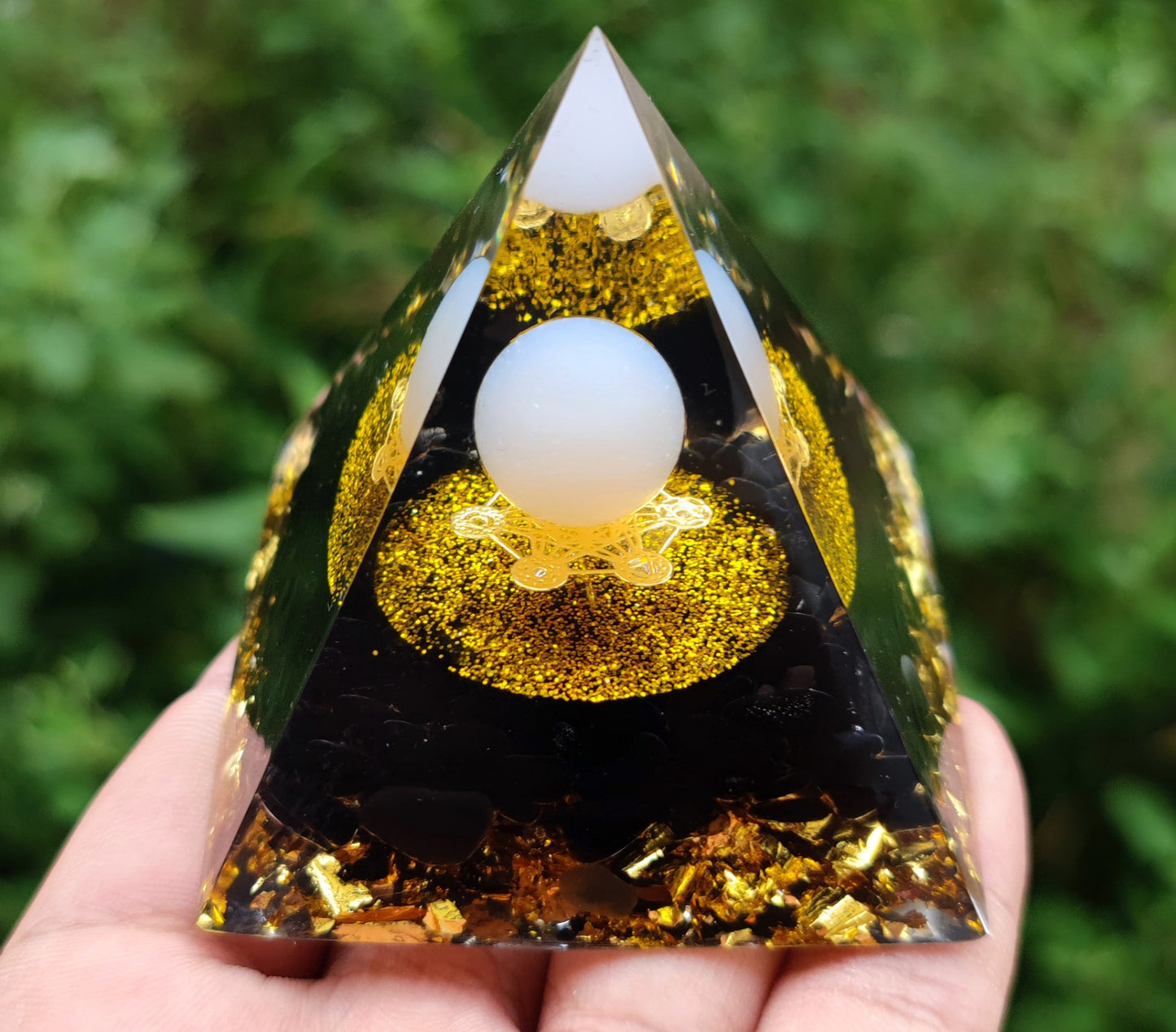 73 Styles Crystal Ball Pyramid Crystal Shard Resin Pyramid Home Décor Craft Piece ( 1 )