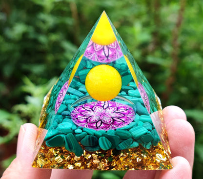 73 Styles Crystal Ball Pyramid Crystal Shard Resin Pyramid Home Décor Craft Piece ( 2 )