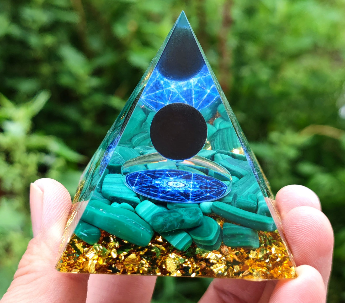 73 Styles Crystal Ball Pyramid Crystal Shard Resin Pyramid Home Décor Craft Piece ( 1 )