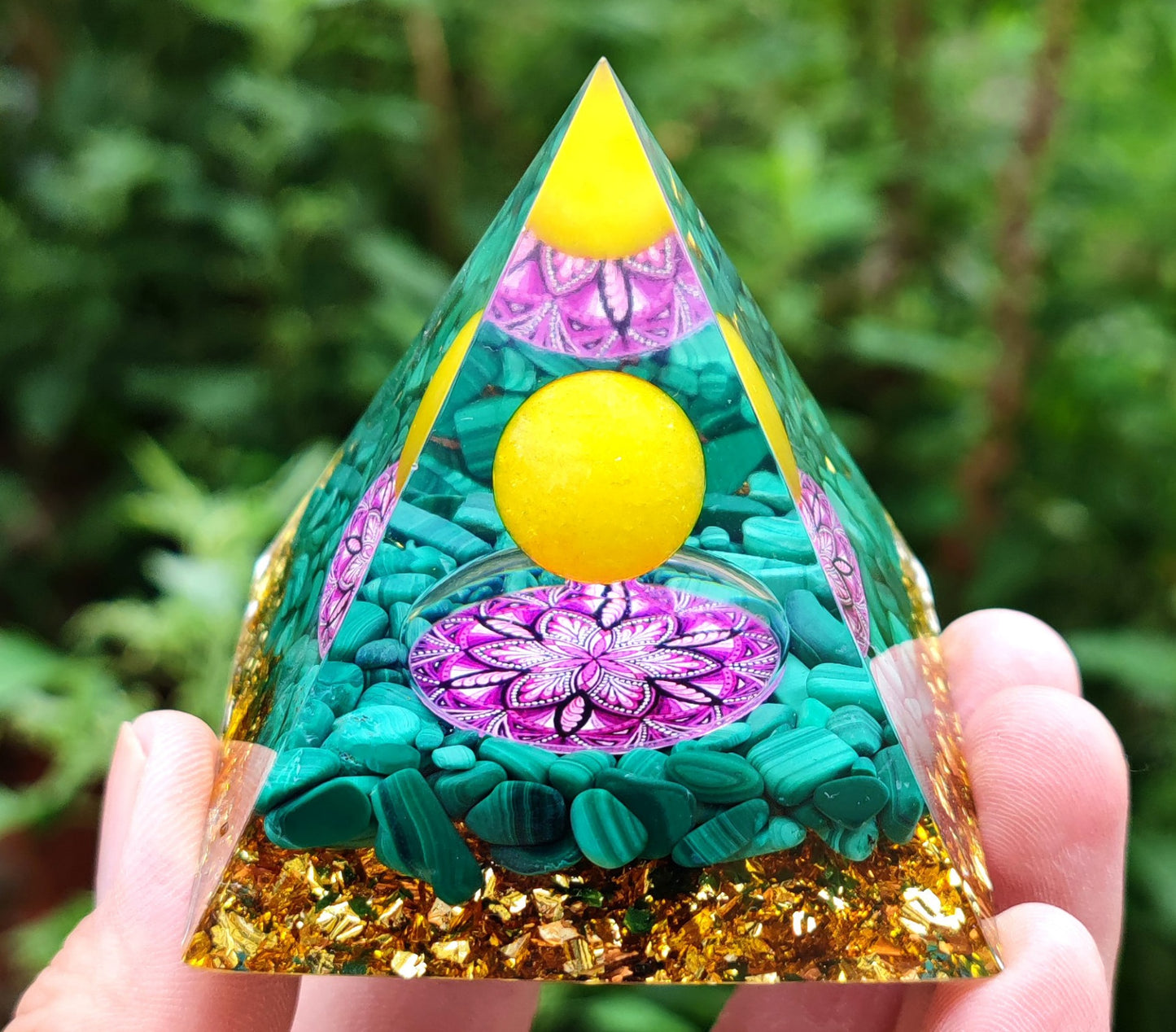 73 Styles Crystal Ball Pyramid Crystal Shard Resin Pyramid Home Décor Craft Piece ( 1 )