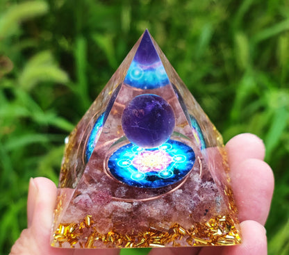 73 Styles Crystal Ball Pyramid Crystal Shard Resin Pyramid Home Décor Craft Piece ( 1 )