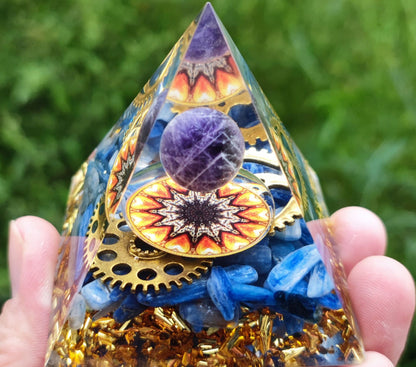 73 Styles Crystal Ball Pyramid Crystal Shard Resin Pyramid Home Décor Craft Piece ( 1 )