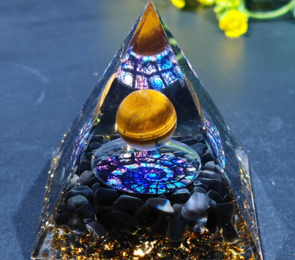 73 Styles Crystal Ball Pyramid Crystal Shard Resin Pyramid Home Décor Craft Piece ( 1 )