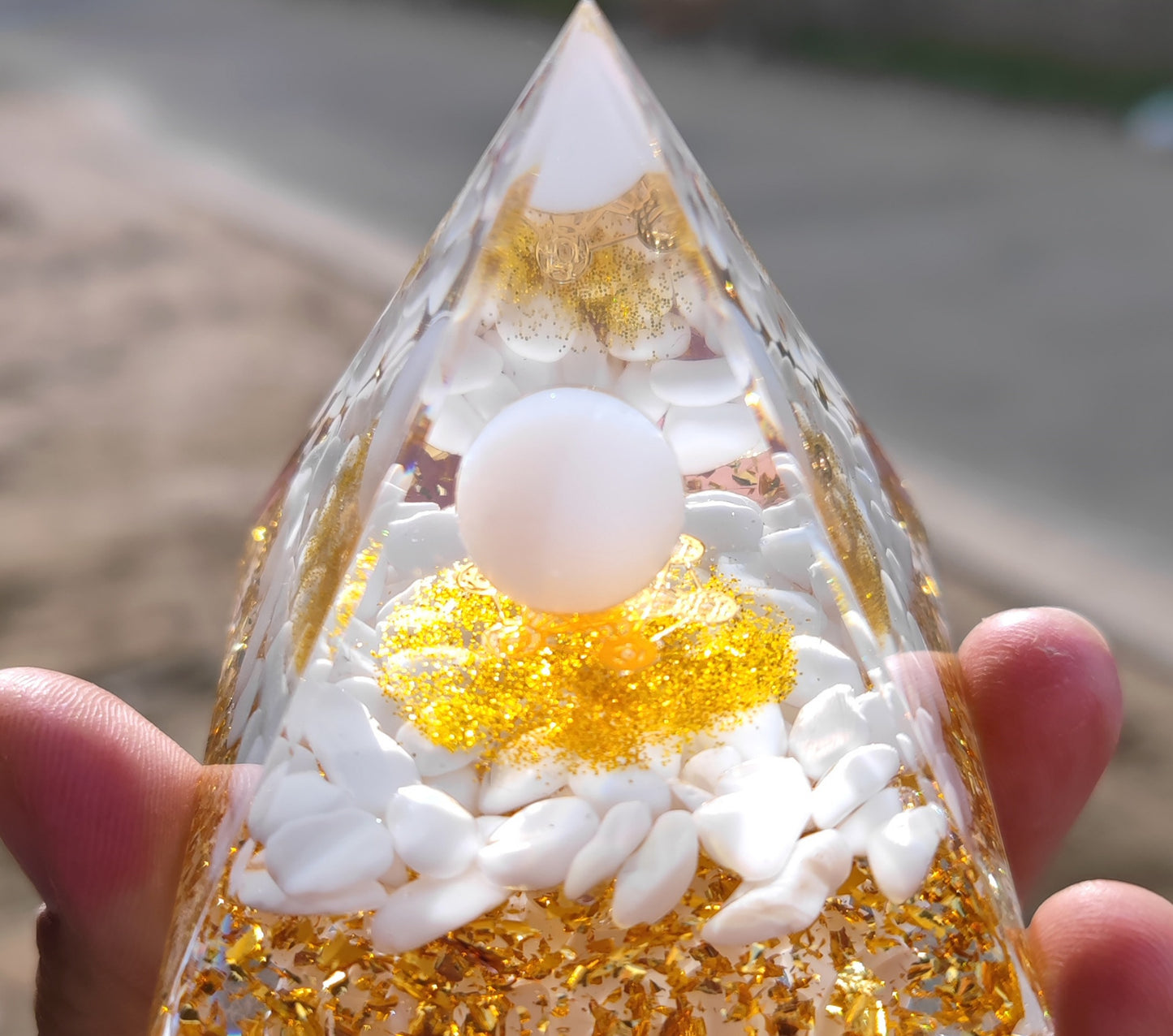 73 Styles Crystal Ball Pyramid Crystal Shard Resin Pyramid Home Décor Craft Piece ( 1 )