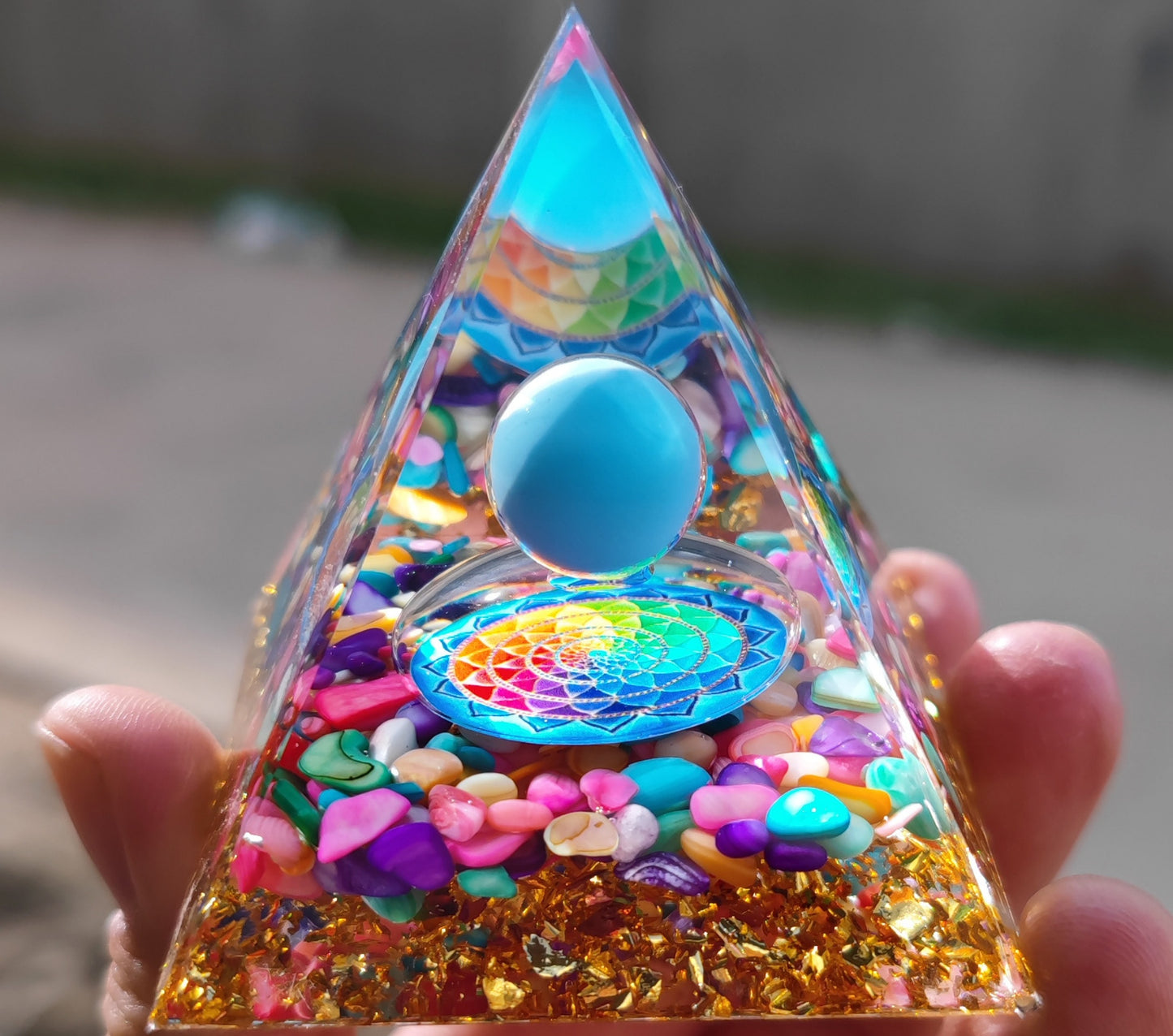 73 Styles Crystal Ball Pyramid Crystal Shard Resin Pyramid Home Décor Craft Piece ( 1 )