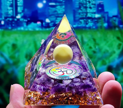 73 Styles Crystal Ball Pyramid Crystal Shard Resin Pyramid Home Décor Craft Piece ( 1 )