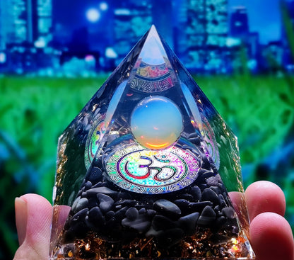 73 Styles Crystal Ball Pyramid Crystal Shard Resin Pyramid Home Décor Craft Piece ( 1 )