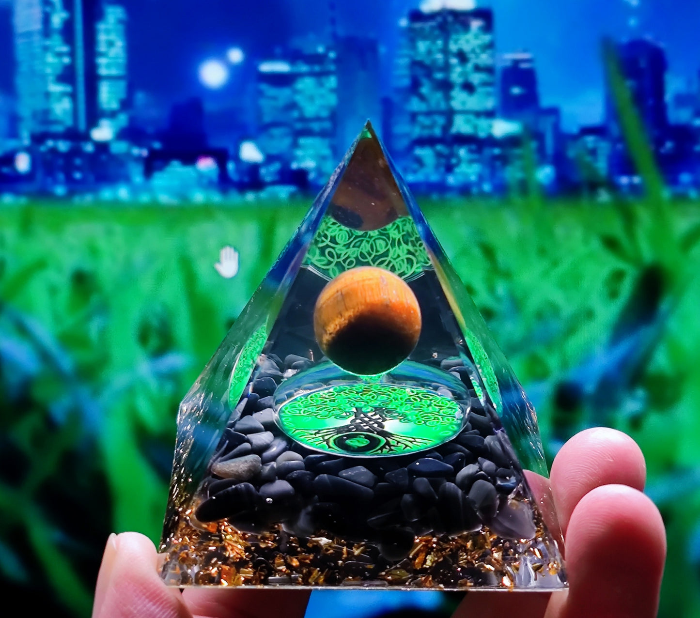 73 Styles Crystal Ball Pyramid Crystal Shard Resin Pyramid Home Décor Craft Piece ( 1 )