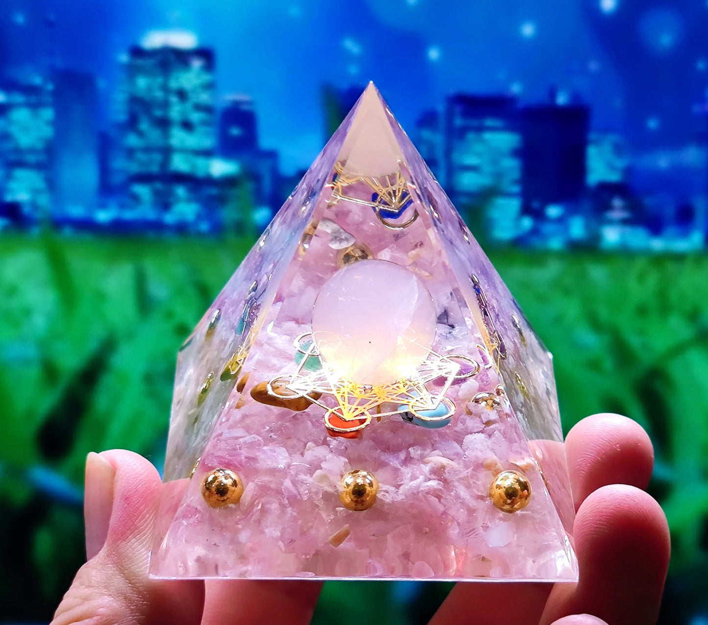 73 Styles Crystal Ball Pyramid Crystal Shard Resin Pyramid Home Décor Craft Piece ( 1 )