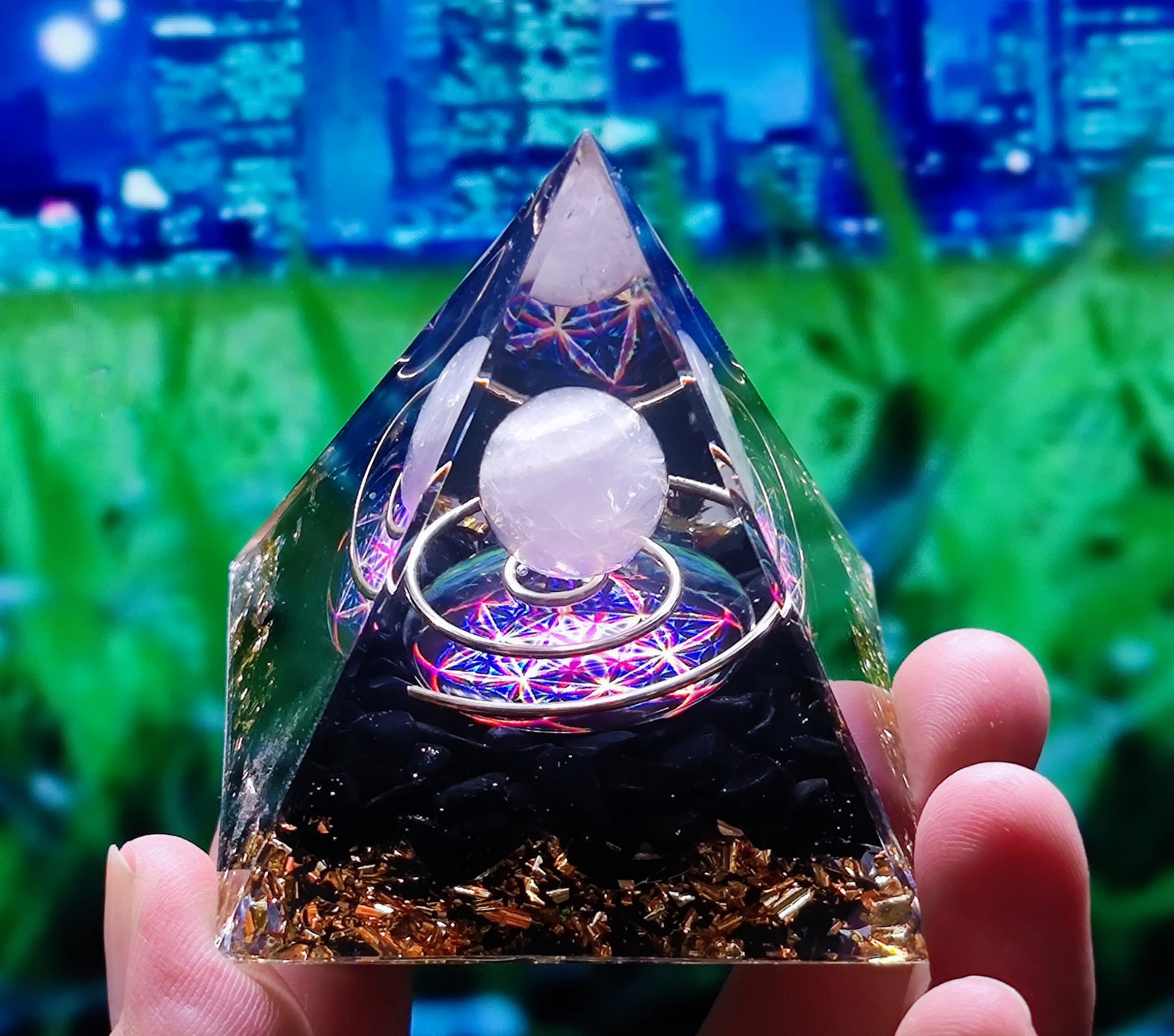 73 Styles Crystal Ball Pyramid Crystal Shard Resin Pyramid Home Décor Craft Piece ( 1 )